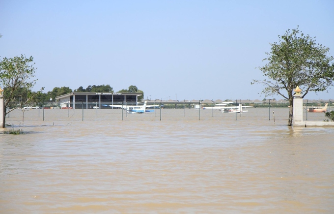 [-]Chùa[-]Việt[-]ở[-]Houston[-]bị[-]cô[-]lập[-]giữa[-]biển[-]nước